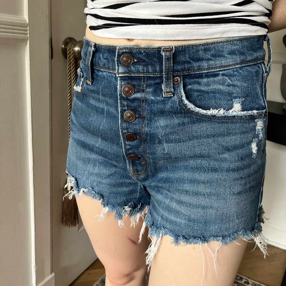 Abercrombie High Rise Mom Short in Distressed Dark Wash in size 28
